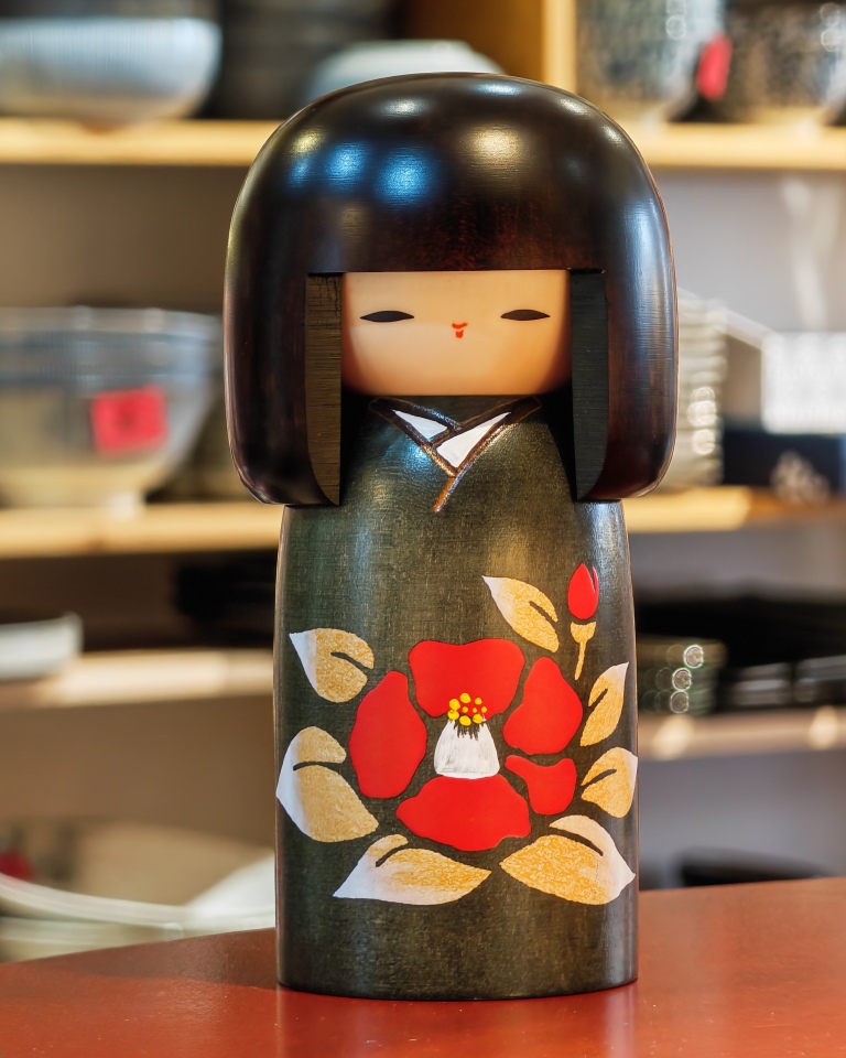 Kokeshi "Tsubaki no Sato" (Heimat der Kamelie)