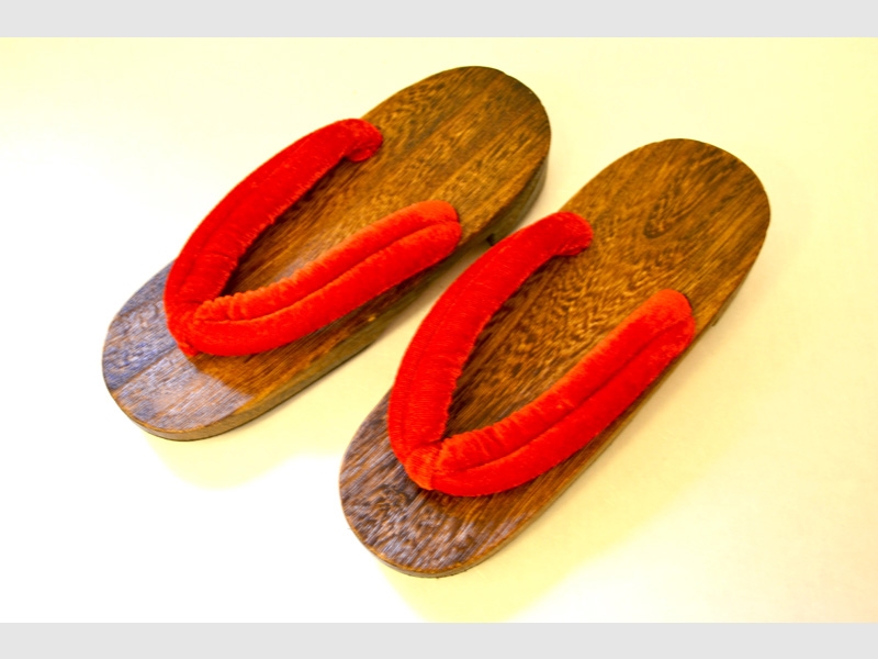 Geta, roter Samtriemen