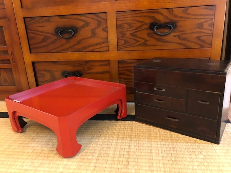 Tischchen und Tansu