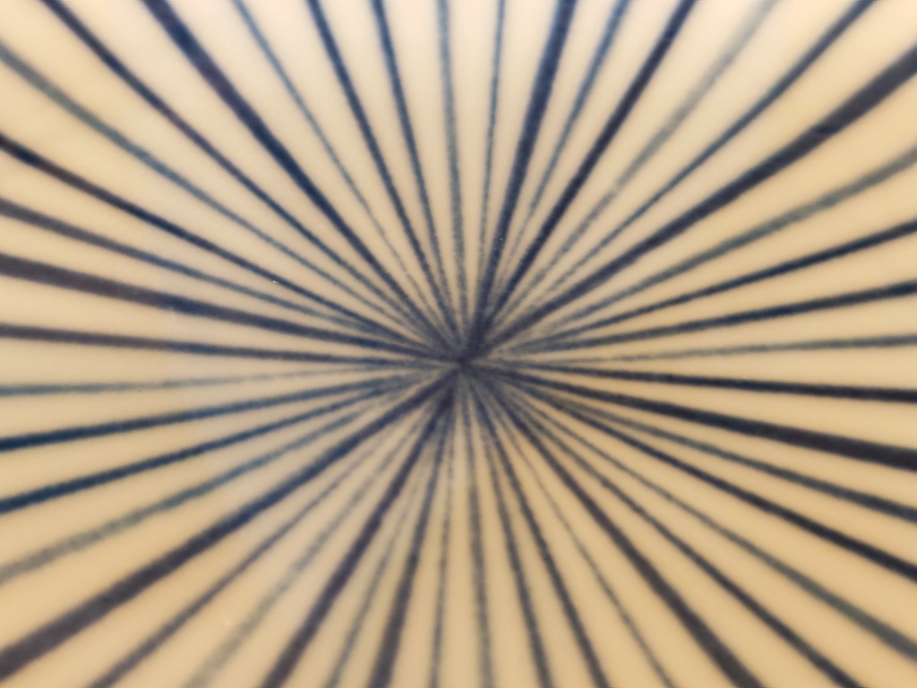 Schale  mit blauem Strahlenmuster