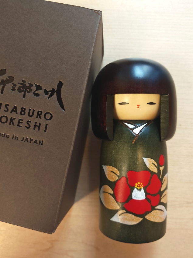 Kokeshi "Tsubaki no Sato" (Heimat der Kamelie)