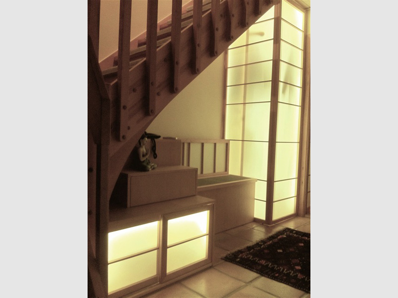 Shoji-Garderobe unter Treppe