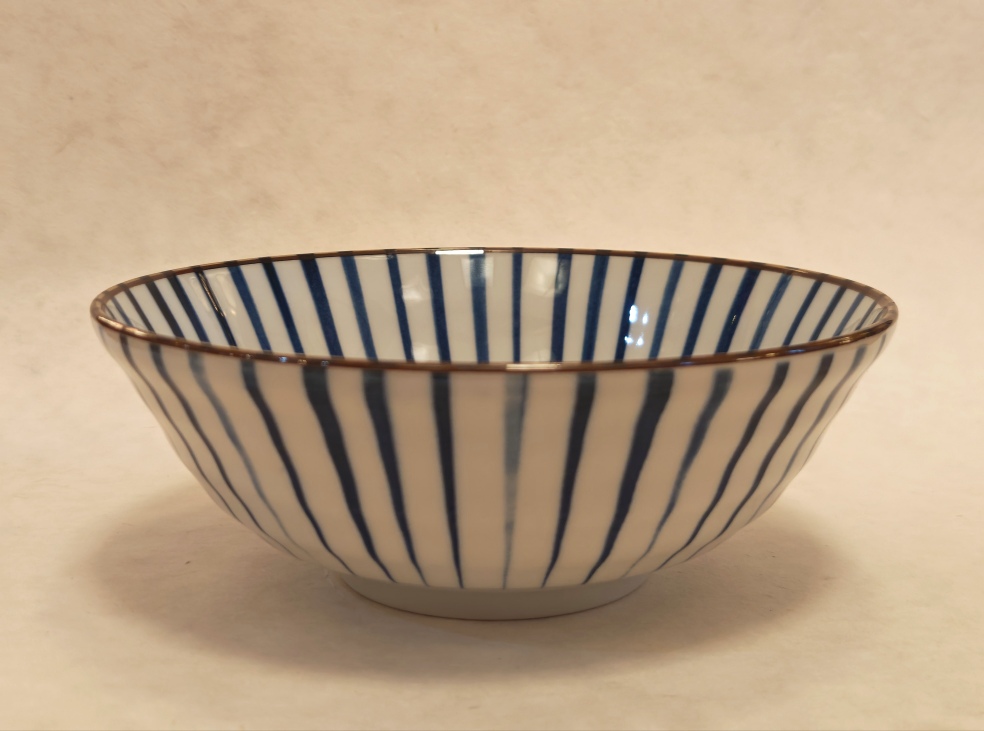 Schale  mit blauem Strahlenmuster