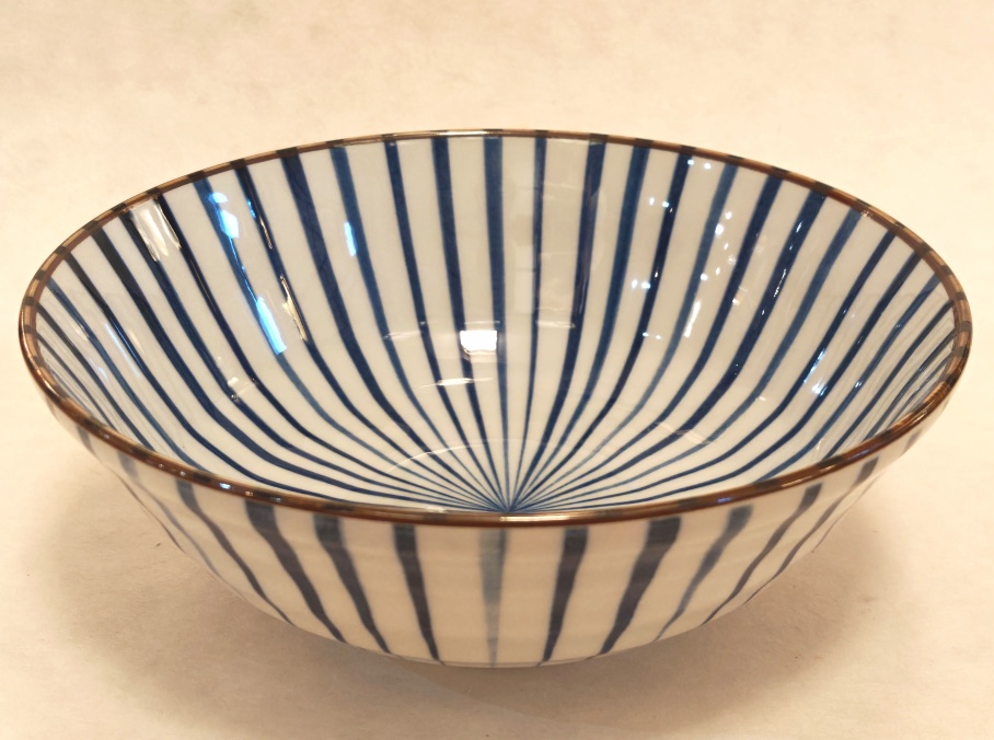 Schale  mit blauem Strahlenmuster