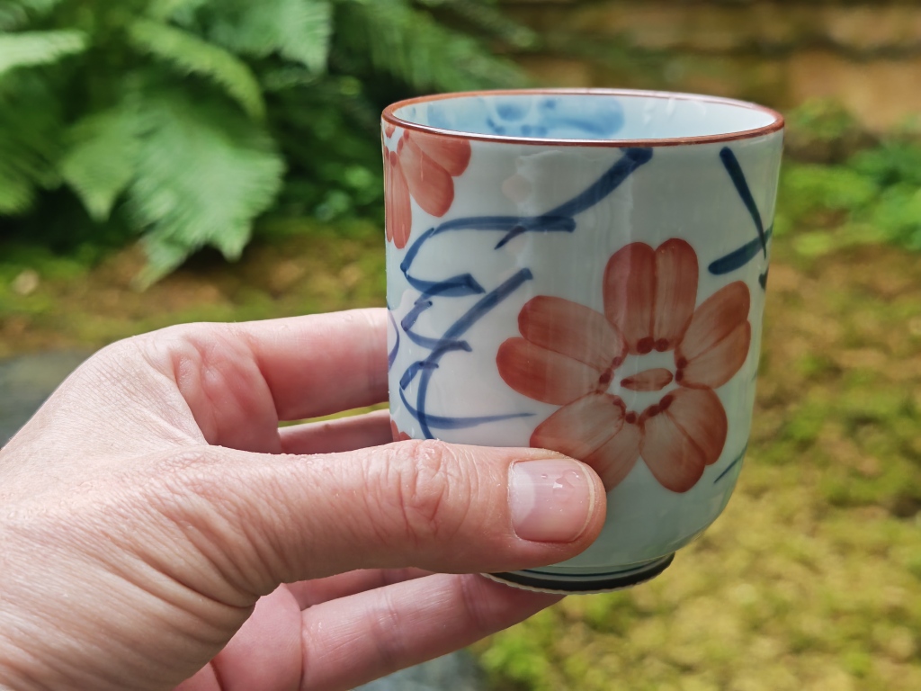 Tee Cup rote Blüte