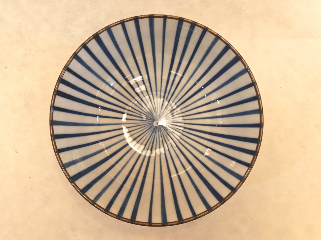 Schale  mit blauem Strahlenmuster