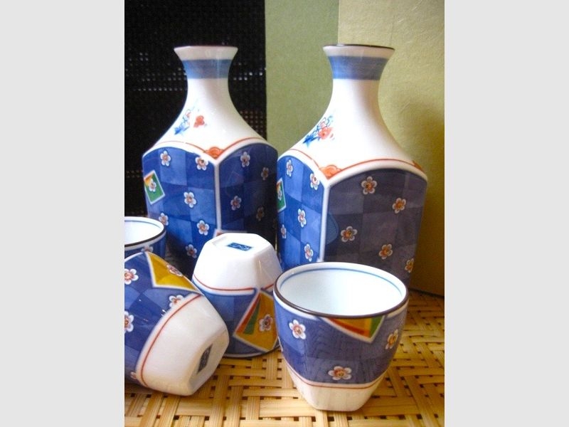 2 Sakekännchen mit 5 -cups